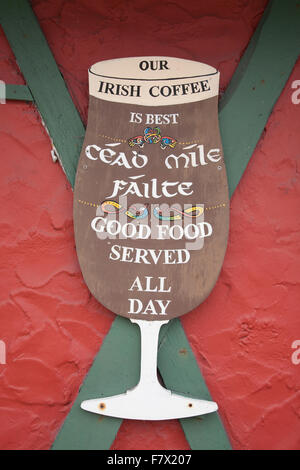 Pub et Bar Shebeen Panneau ; Caherciveen ; County Kerry, Ireland Banque D'Images