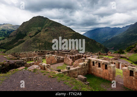 Vue sur les ruines Inca près de la ville de pisac dans la Vallée Sacrée, Pérou Banque D'Images