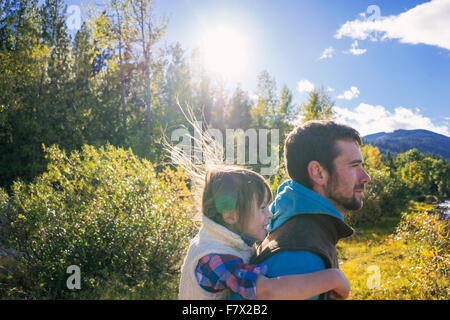 Father giving daughter un piggyback ride Banque D'Images