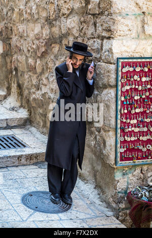 Un jeune homme sur un téléphone cellulaire dans le quartier juif de Jérusalem, Israël, Moyen Orient. Banque D'Images