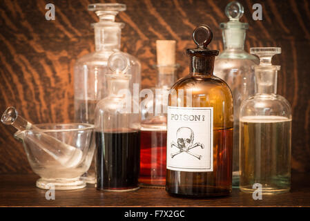 Bouteilles en verre avec étiquette poison Banque D'Images