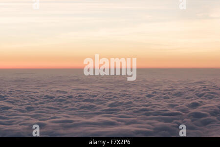 Nuages moelleux vus du Mont fuji au lever du soleil, Honshu, Japon Banque D'Images