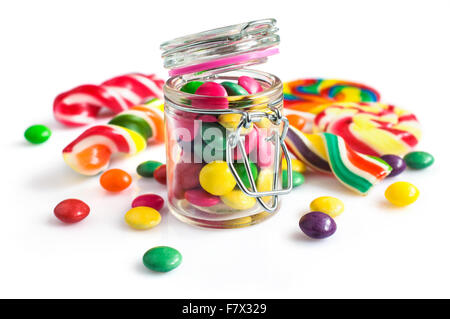 Bonbons multicolores dans un bocal en verre isolated over white Banque D'Images