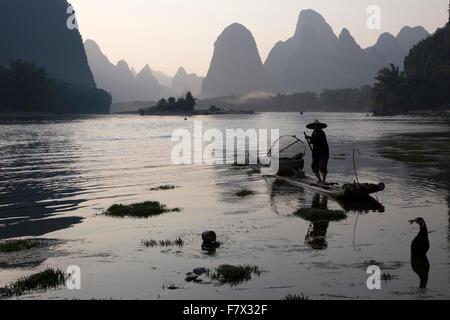 Pêcheur sur la rivière Li Cormorant Région Guilin Guangxi, Chine LA008348 Banque D'Images