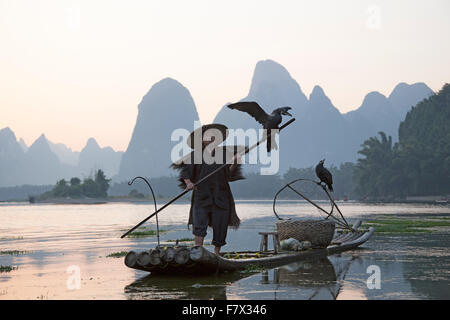 Pêcheur sur la rivière Li Cormorant Région Guilin Guangxi, Chine LA008353 Banque D'Images