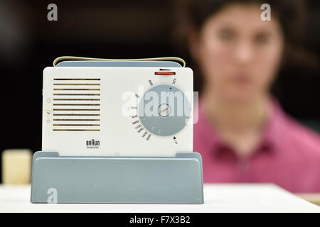 Ludwigshafen, Allemagne. 06Th Dec, 2015. Une femme regarde un "Trader 2' de la radio portable de marque Braun de Dieter Rams dans le 'comment vivre ? Visions de l'avenir hier et aujourd'hui" exposition au musée Wilhelm Hack à Ludwigshafen, Allemagne, 03 décembre 2015. Photo : UWE ANSPACH/dpa/Alamy Live News Banque D'Images