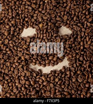 Smiley conceptuelle faite avec des grains de café Banque D'Images