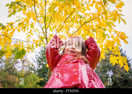 Girl standing with hands on head Banque D'Images