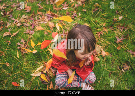 Smiling Girl sitting on grass Banque D'Images