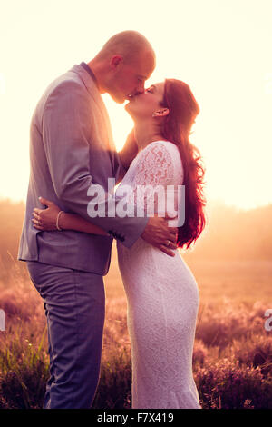 Newlywed Couple kissing Banque D'Images