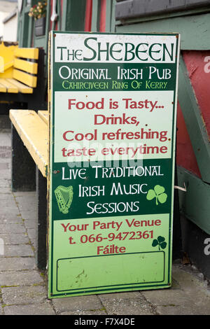 Pub et Bar Shebeen Panneau ; Caherciveen ; County Kerry, Ireland Banque D'Images