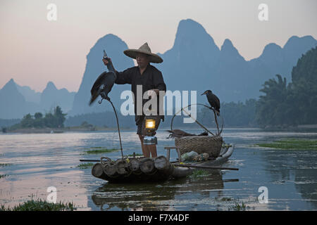 Pêcheur sur la rivière Li Cormorant Région Guilin Guangxi, Chine LA008356 Banque D'Images