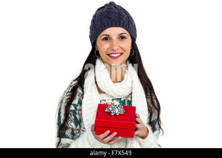 Smiling woman holding red gift box Banque D'Images