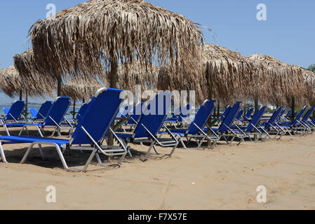 Des chaises longues et des parasols sur la plage Banque D'Images