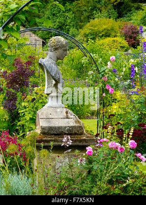 Buste en pierre classique jardin Thornbridge Hall d'une maison de campagne près de Great Longstone Derbyshire Dales England UK Peak District Banque D'Images