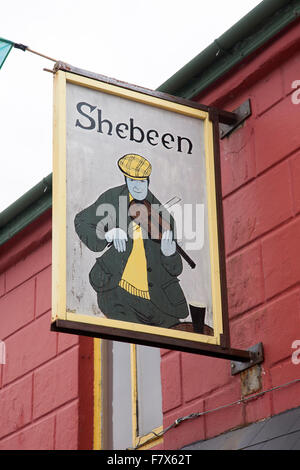 Pub et Bar Shebeen Panneau ; Caherciveen ; County Kerry, Ireland Banque D'Images