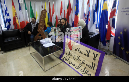 Jérusalem, Jérusalem, territoire palestinien. 19Th Mar, 2015. Les Palestiniens de l'familySub Laban, prendre part à une manifestation devant le siège de l'UE d'exiger leur protection contre les colons juifs qui essaient de leur prise de maison de la vieille ville de Jérusalem, le 03 décembre 2015 Crédit : Mahfouz Abu Turk/APA/Images/fil ZUMA Alamy Live News Banque D'Images