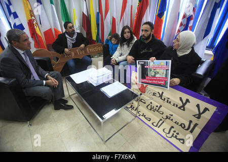 Jérusalem, Jérusalem, territoire palestinien. 19Th Mar, 2015. Les Palestiniens de l'familySub Laban, prendre part à une manifestation devant le siège de l'UE d'exiger leur protection contre les colons juifs qui essaient de leur prise de maison de la vieille ville de Jérusalem, le 03 décembre 2015 Crédit : Mahfouz Abu Turk/APA/Images/fil ZUMA Alamy Live News Banque D'Images