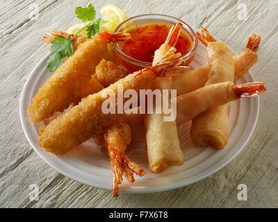 Close up of Oriental Chinese pané et frit battues crevettes géantes avec une trempette au chili doux prêt à manger Banque D'Images