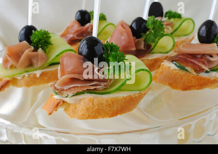 Mini-sandwiches au jambon et concombre sur une baguette Banque D'Images