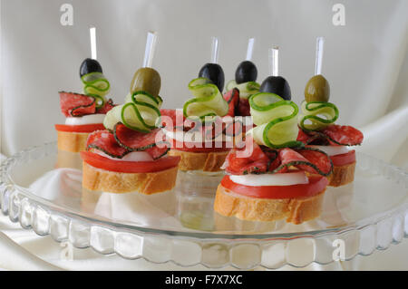 Canape du sandwich au salami sur un socle de verre Banque D'Images