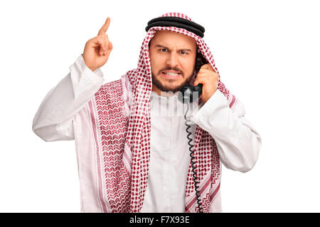 Portrait d'un arabe en colère et de menace avec son doigt isolé sur fond blanc Banque D'Images