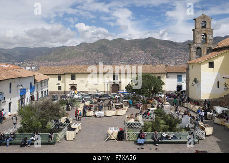 Vente d'articles d'artisanat à San Blas square, square dans le quartier du même nom, l'un des plus lieux bohème à Cuzco. Banque D'Images