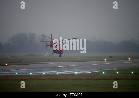 Blackpool, Royaume-Uni. 19Th Mar, 2015. Les recherches de garde-côtes après le contact a été perdu avec un petit avion au large de la côte du Lancashire. Une recherche impliquant la police du Lancashire, ainsi que des garde-côtes de Blackpool et la baie de Morecambe canots est maintenant aurait été terminé. L'avion léger avec juste le pilote à bord n'est que d'avoir disparu en mer d'Irlande juste avant qu'il soit destiné à l'atterrissage à l'aéroport de Blackpool. Crédit : Gary telford/Alamy Live News Banque D'Images