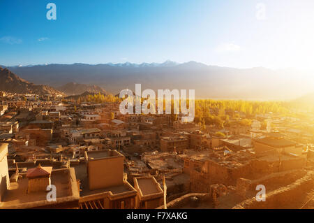 Lever du soleil sur la ville de Leh, la ville est située dans l'Himalaya indien, à une altitude de 3500 mètres, au nord de l'Inde Banque D'Images