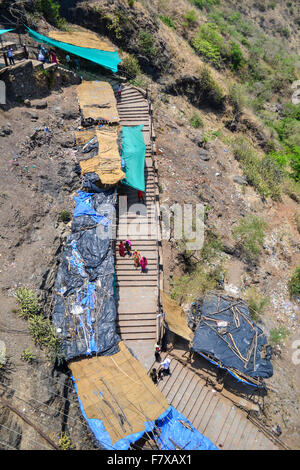 Vue aérienne de teleférico du chemin de pèlerinage de la colline à Panchmahal Pavagadh, Gujarat, Inde Banque D'Images