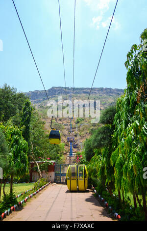 Mahakalika Khotala Maa Sudan, un passager Ropeway installation gérée par Usha Breco LTD transporte les touristes à la colline du temple Mahakali. Banque D'Images