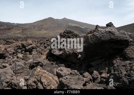 Une éruption majeure en 2001 a laissé cette lave sur le cratère et la plupart volcan actif d'Europe, le mont Etna en Sicile. Banque D'Images