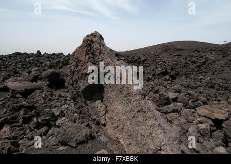 Une éruption majeure en 2001 a laissé cette lave sur le cratère et la plupart volcan actif d'Europe, le mont Etna en Sicile. Banque D'Images