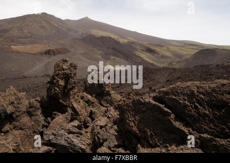 Une éruption majeure en 2001 a laissé cette lave sur le cratère et la plupart volcan actif d'Europe, le mont Etna en Sicile. Banque D'Images