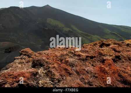 Une éruption majeure en 2001 a laissé cette lave sur le cratère et la plupart volcan actif d'Europe, le mont Etna en Sicile. Banque D'Images