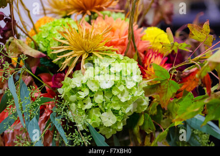 Réception de Mariage avec centepiece fleur fleurs de couleur vive. Banque D'Images