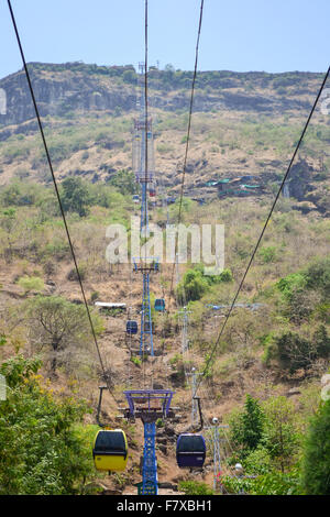 Mahakalika Khotala Maa Sudan, un passager Ropeway installation gérée par Usha Breco LTD transporte les touristes à la colline du temple Mahakali. Banque D'Images