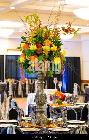 Réception de Mariage avec centepiece fleur fleurs de couleur vive. Banque D'Images