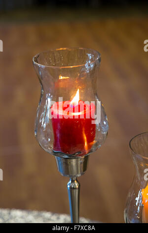 Décoration de réception de mariage d'une bougie rouge éclairé aux chandelles et la production au cours de l'événement. Banque D'Images