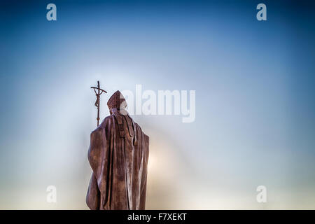 Statue en bronze de Saint Pape avec Crucifix vu de l'arrière Banque D'Images