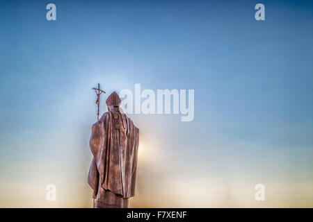 Statue en bronze de Saint Pape avec Crucifix vu de l'arrière Banque D'Images