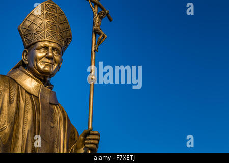 Statue en bronze de Saint Jean Paul II avec Crucifix Banque D'Images