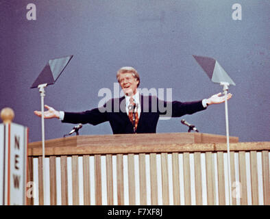 Gouverneur Jimmy Carter (démocrate de la Géorgie), le Parti démocratique 1976 Président désigné de la United States, livre son discours d'acceptation à la Convention démocratique de 1976 au Madison Square Garden, New York, New York le 15 juillet 1976. Credit : Arnie Sachs/CNP - AUCUN FIL SERVICE - Banque D'Images