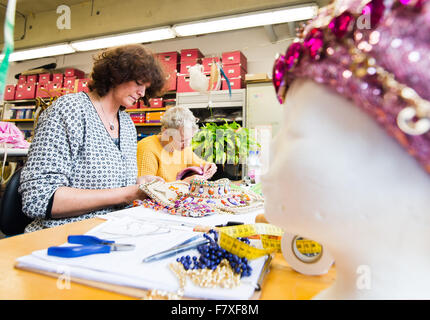 Hambourg, Allemagne. 19Th Mar, 2015. Modistes Claudia Dorn (l) et Susan Pieper décorer chapeaux dans l'atelier de costumes pour la comédie musicale Disney Aladdin à Hambourg, Allemagne, 3 décembre 2015. La comédie musicale s'ouvre pour sa première Européenne le 6 décembre 2015 au théâtre Neue Flora à Hambourg. PHOTO : DANIEL BOCKWOLDT/DPA/Alamy Live News Banque D'Images