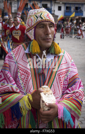 Les membres des associations participant à la fête de Qoyllur Riti, assister au lancement officiel de la célébration en Cuzco Banque D'Images