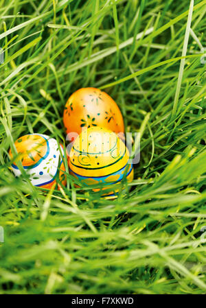 Drei bunte Ostereier im Grünen Gras Banque D'Images