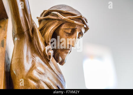 La célébration du Vendredi saint, le visage de Jésus Christ avec couronne d'épines mort sur la croix Banque D'Images