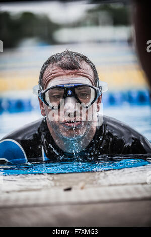 Montréal, Canada - 30 mai, 2015. L apnée AIDA officiel Piscine Competition ayant lieu dans le Bassin olympique du Parc Jean-Drapeau. La sortie de l'apnée statique qui sera suivie avec le protocole officiel, Banque D'Images