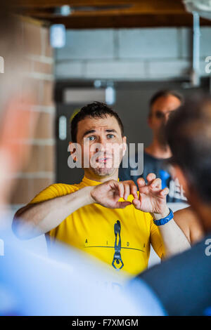 Montréal, Canada - 30 mai, 2015. L apnée AIDA officiel Piscine Competition ayant lieu dans le Bassin olympique du Parc Jean-Drapeau. L'exposé du juge Concurrents au sujet des règles et protocoles. Banque D'Images