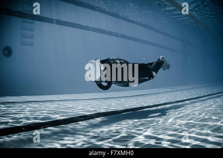 Montréal, Canada - 30 mai, 2015. L apnée AIDA officiel Piscine Competition ayant lieu dans le Bassin olympique du Parc Jean-Drapeau. Sans Palmes dynamique (DNF) Performance de Underwater Banque D'Images